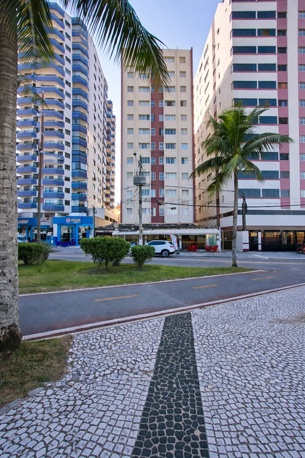 Fachada e entrada do prédio na orla