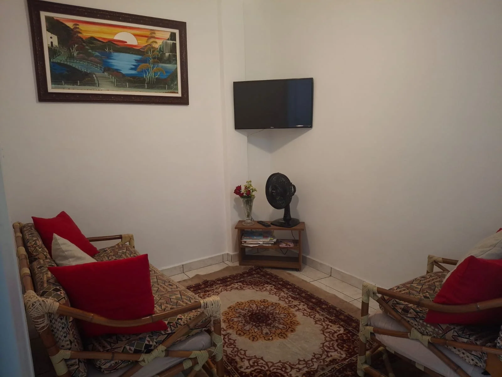 Sala de estar com sofás e TV
